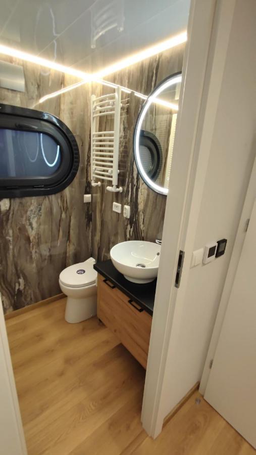 Houseboat Water King Apartament Plywajacy Dom Na Wodzie, 7 Os Wrocław Exteriör bild