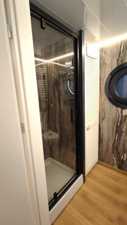 Houseboat Water King Apartament Plywajacy Dom Na Wodzie, 7 Os Wrocław Exteriör bild